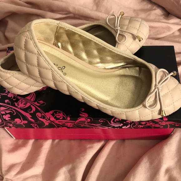 Blush flats - Picture 3 of 3